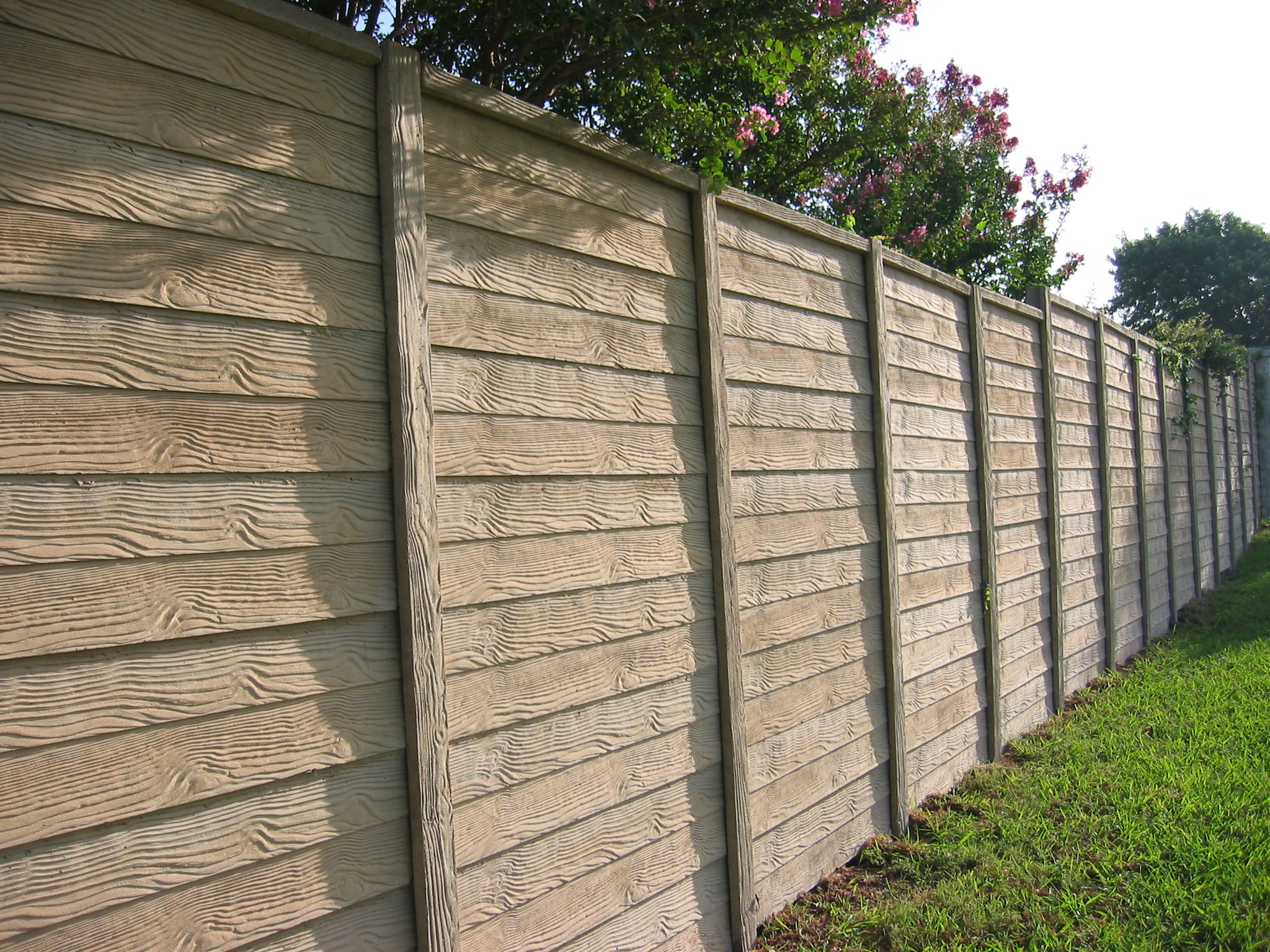 Concrete Fence wood pattern in backyard
